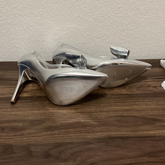 VALENTINO WOMEN'S LEATHER METALLIC DOLLYBOW PUMPS SILVER - Picture 7 of 16